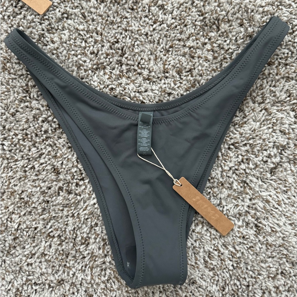 NWT SKIMS SIGNATURE SWIM CHEEKY TANGA BOTTOMS, size L